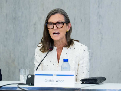캐시 우드, 버블 우려를 일축했음에도 AI 주식이 '현실 점검'에 직면할 것이라 경고