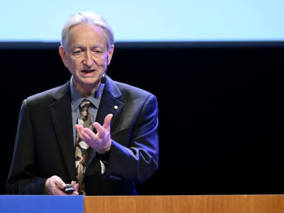 힌턴, "기술 대기업들이 AI로 수익을 내기 위해 일자리 감축 필연"